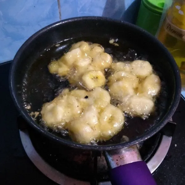 Rajin bolak-balik kedua sisi agar berwarna kecoklatan. Memang penggunaan madu membuat pisang cepat terlihat gelap dan justru itu yang membuat madu terkaramelisasi saat proses menggoreng. Sajikan, nikmatnya...