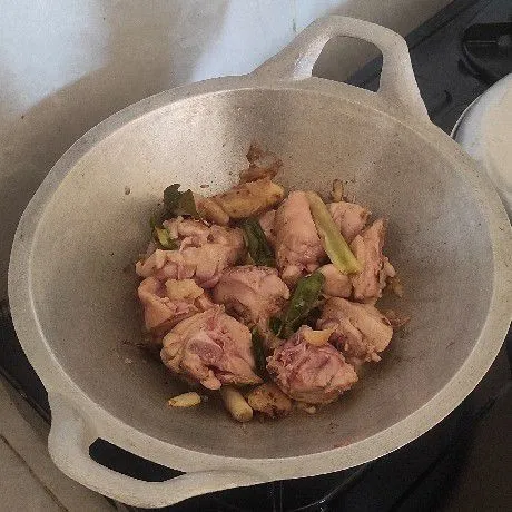 Masukan potongan ayam, masak aduk rata sampai ayam berubah warna.