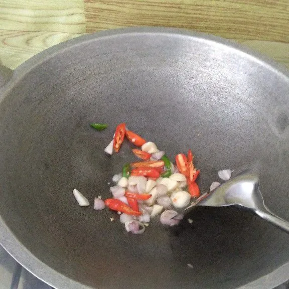 Tumis cabe, bawang merah, bawang putih hingga layu.