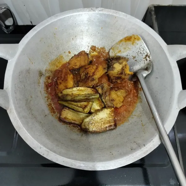 Kemudian masukkan ayam goreng dan terong. Aduk rata.