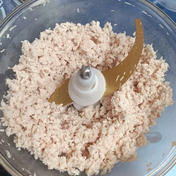 Rebus ayam, chopper hingga tersuwir.