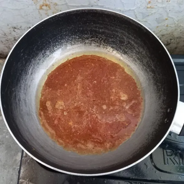 Tumis bumbu-bumbu yang sudah dihaluskan dengan blender sampai wangi.