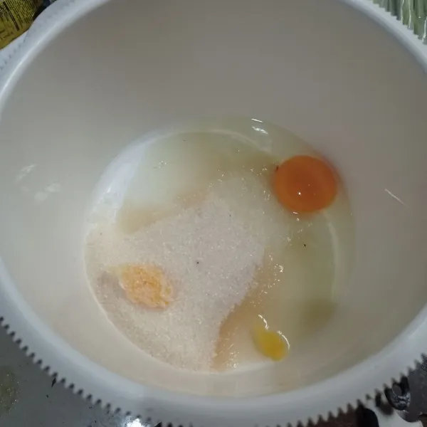 Masukan gula, telur, dan sp kedalam wadah, lalu mixer dengan speed tinggi sampai kental berjejak.