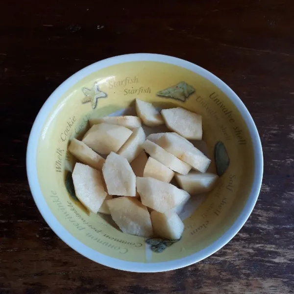 Kupas pir, buang bagian tengahnya dan potong - potong.