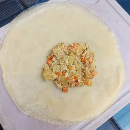 Bentangkan kulit lumpia, masukkan isian ke tengah.