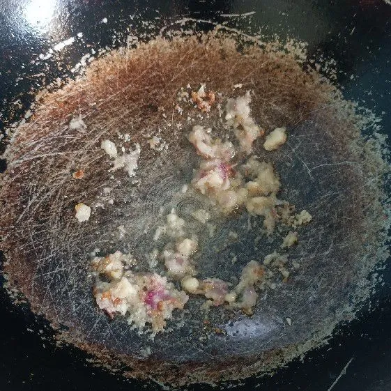 Masak bumbu hingga harum.