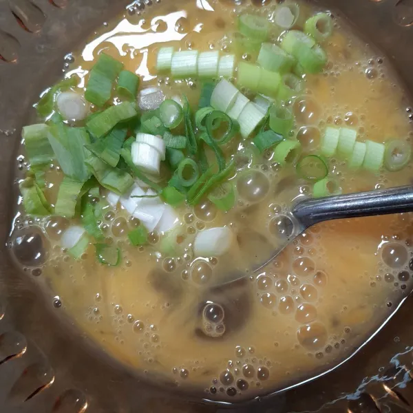 Masukan susu cair dan daun bawang.