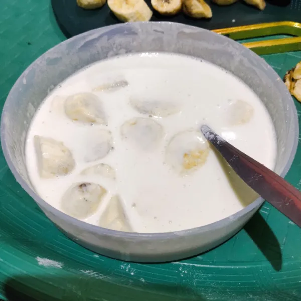 Celupkan ke adonan yang sudah dicampur dengan terigu, air, garam, gula, vanili.