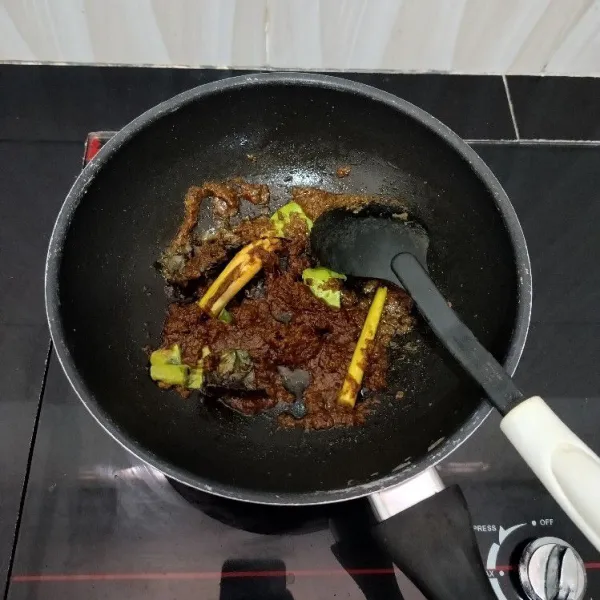 Panaskan minyak sayur. Tumis bumbu halus, serai, dan daun jeruk hingga bumbu matang.