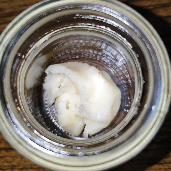 Buang sumbu tapai, kemudian lumatkan, masukan kedalam jar.