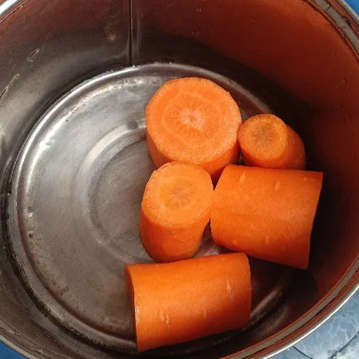 Kupas wortel dan potong dadu.