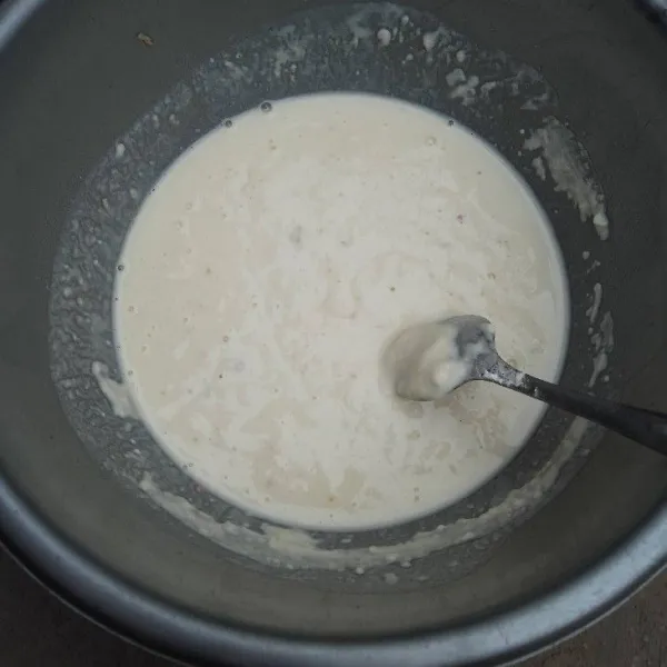 Siapkan tepung, masukkan bumbu halus dan tambahkan gula pasir.