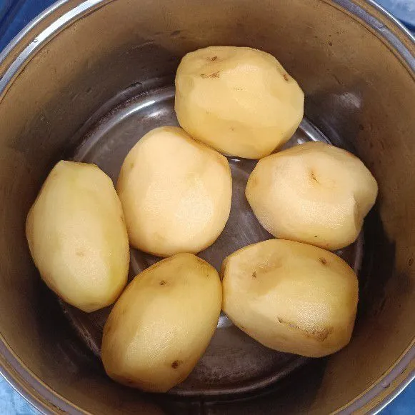 Kupas kentang dan potong dadu.