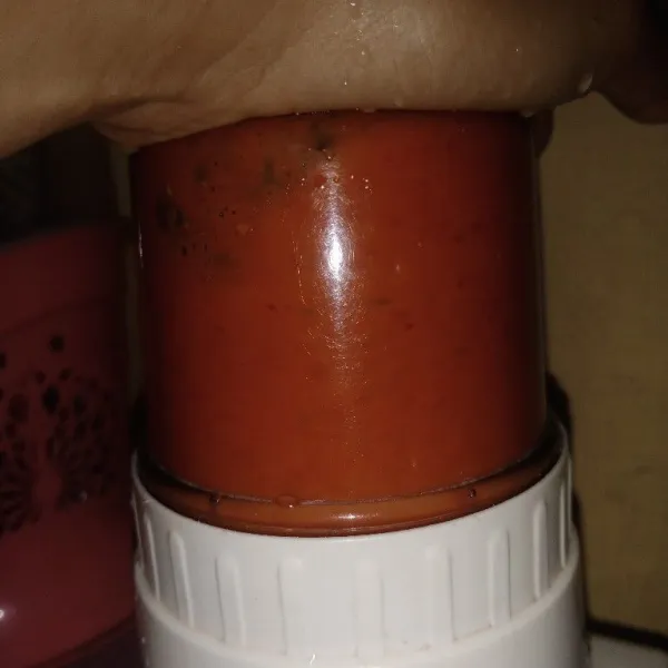 Blender cabe merah, cabe rawit, bawang merah, dan bawang putih serta tomat.