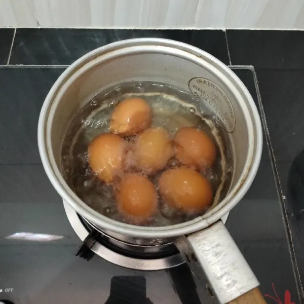 Rebus telur dengan air secukupnya hingga matang,lalu kupas.