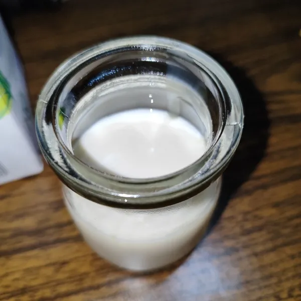 Kemudian tuang susu uht.
