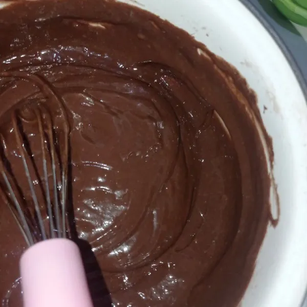 Masukkan cokelat bubuk, aduk rata dan sisihkan.
