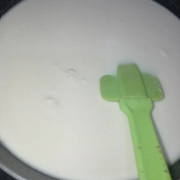 Campur air, tepung beras dan tepung terigu, aduk rata sampai tidak ada yang bergerindil.