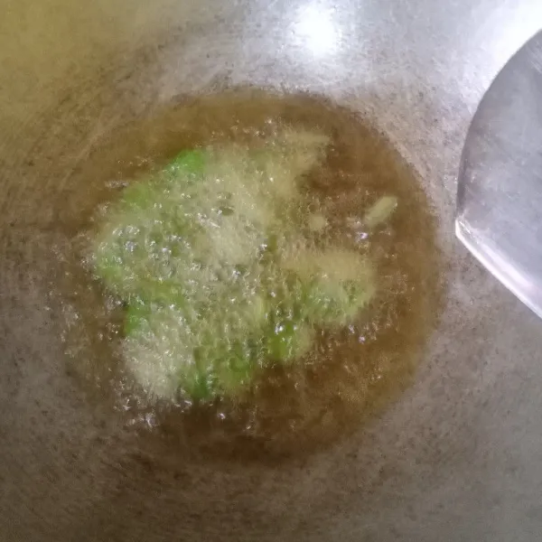 Lalu goreng pete sebentar.