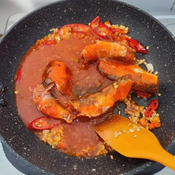 Masukkan sarden pedas, aduk rata.