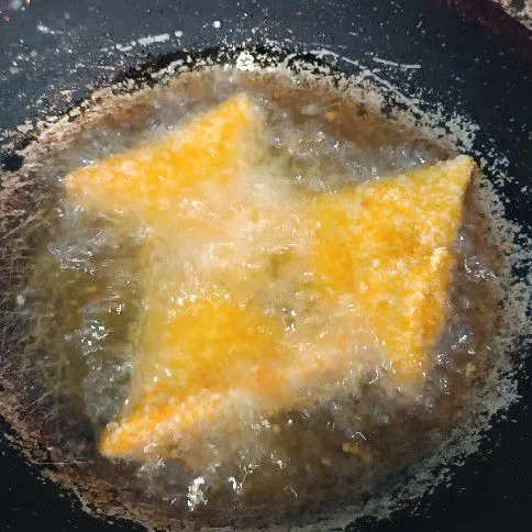 Goreng dengan minyak panas.