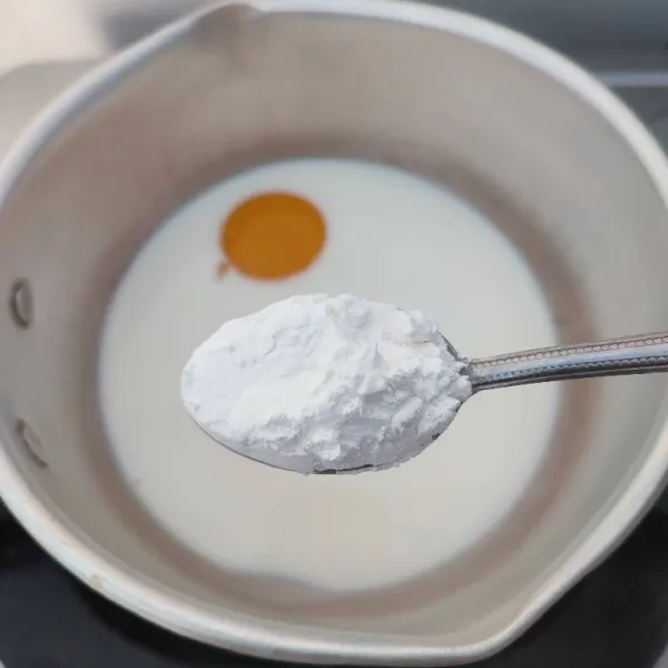 Masukkan susu fullcream, kuning telur, tepung maizena, gula dan pasta vanila ke dalam panci, kemudian aduk rata.