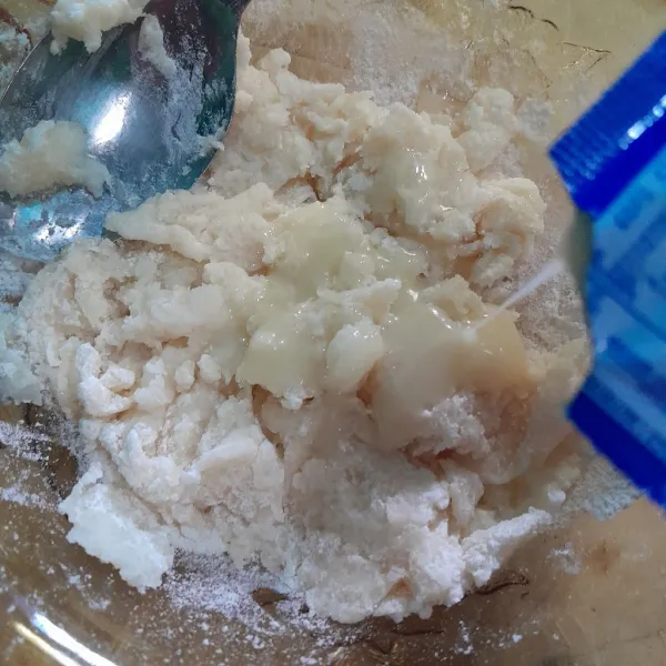 Tambahkan susu kental manis, aduk rata.