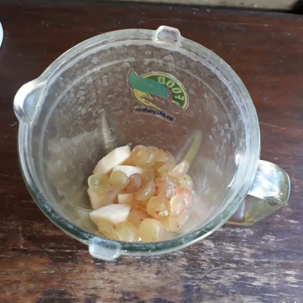 Masukkan pir dan anggur ke dalam blender.