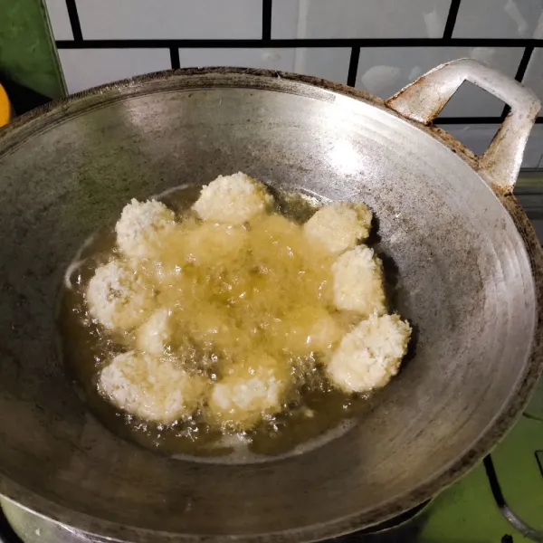 Panaskan minyak dan goreng sampai matang.
