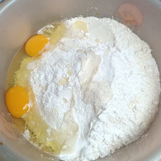 Masukkan telur juga.