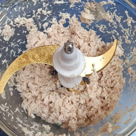 Chopper dada ayam rebus.