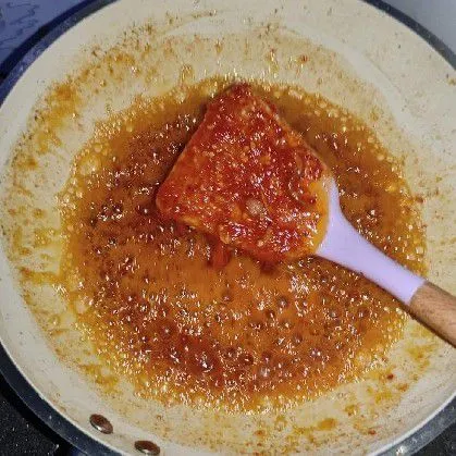 Kemudian masukkan cabai yang sudah diblender dengan tomat. Tambahkan garam, msg dan asam kandis, masak sampai wangi langu hilang, kemudian tes rasa.