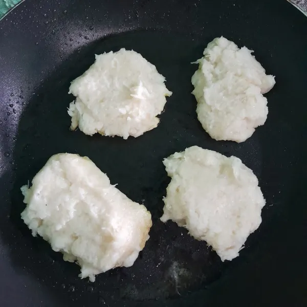 Olesi margarin pada teflon, ambil satu sendok makan adonan lalu pipihkan.