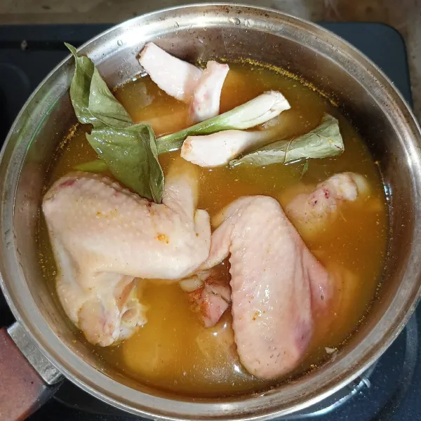 Tuang air sampai ayam terendam.