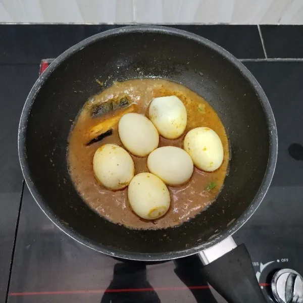 Setelah itu masukkan air dan garam. Aduk rata. Masak hingga bumbu meresap.