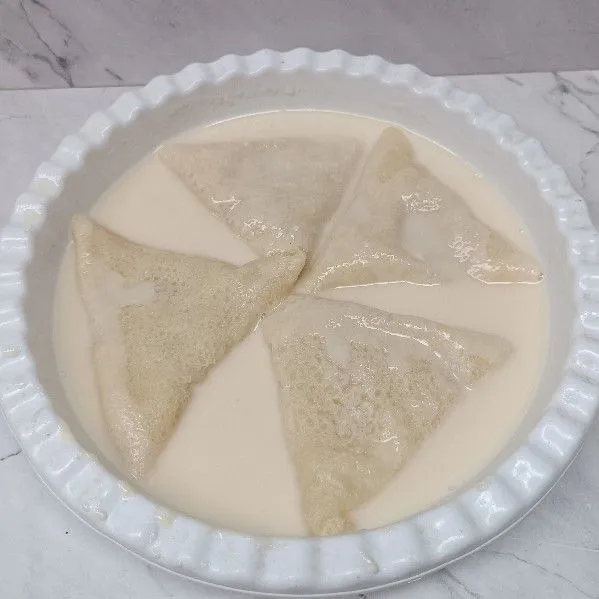 Celupkan risoles segitiga ke dalam bahan pelapis.