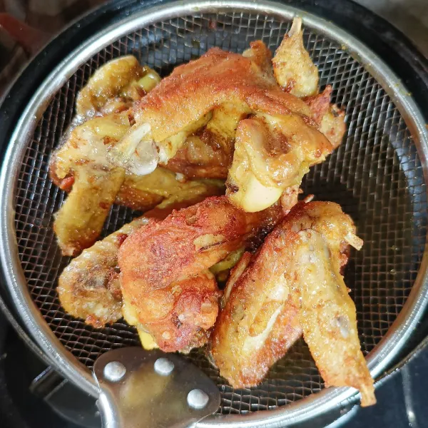 Goreng ayam sampai keemasan, angkat dan tiriskan, siap untuk disajikan.