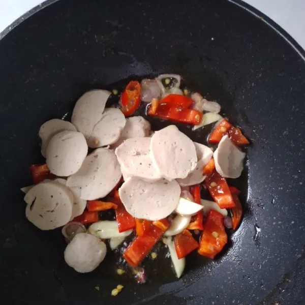 Masukkan bakso, masak kembali.