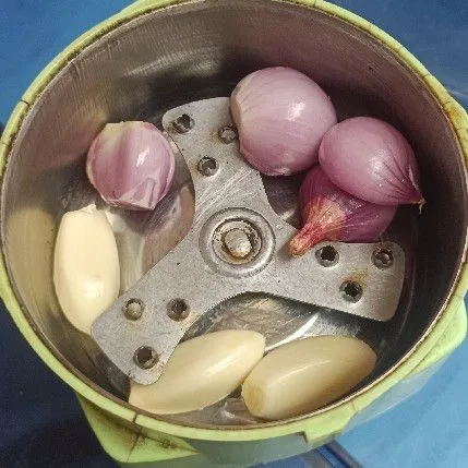 Kupas bawang merah dan putih, masukkan dalam grinder.
