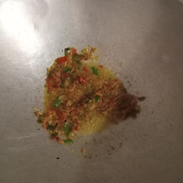 Panaskan minyak, tumis bumbu yang telah dihaluskan.