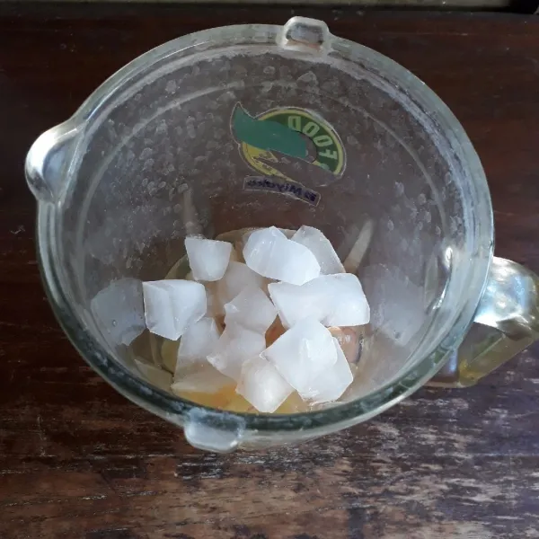 Masukkan air dan simple sirup.