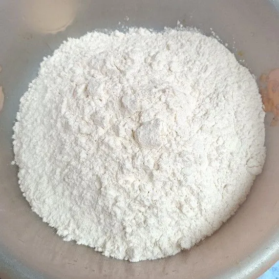 Masukkan tepung terigu ke dalam wadah.