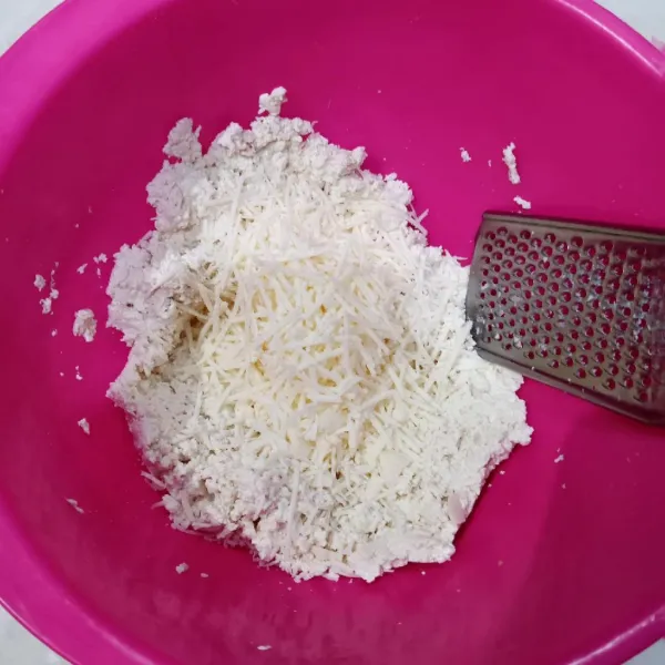 Tambahkan keju parut.