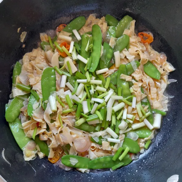 Kemudian masukkan potongan daun bawang dan minyak wijen. Aduk rata dan masak dengan api besar hingga daun bawang layu. Koreksi rasa, angkat dan siap disajikan.