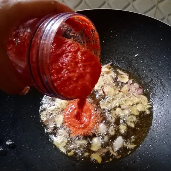 Masukkan bumbu yang sudah di blender.