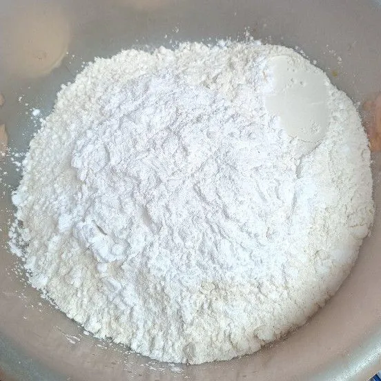 Tambahkan tepung tapioka.