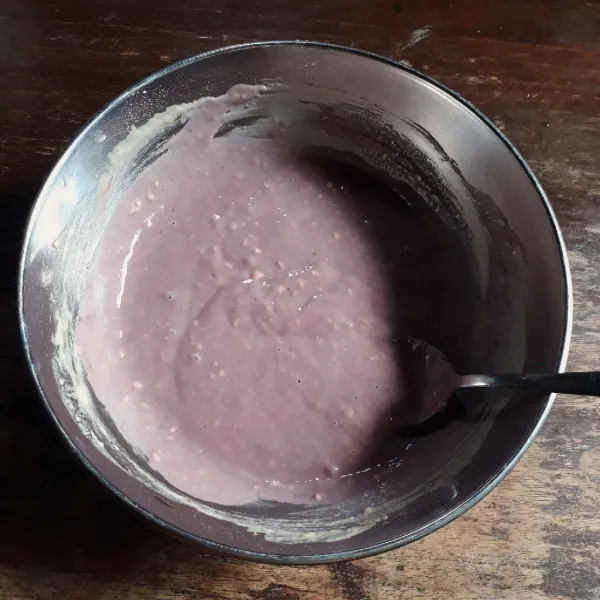 Tambahkan pasta taro, margarin, garam dan soda kue, aduk rata.