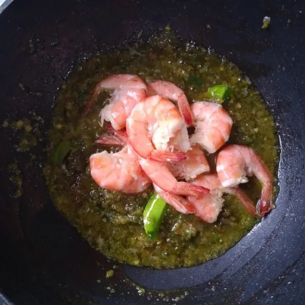 Masukkan udang dan air, masak sebentar agar semua bahan tercampur. Siap sajikan!