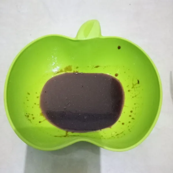 Masukkan saus tiram, kecap manis, kecap asin, saus sambal, dan merica bubuk lalu aduk hingga tercampur rata.