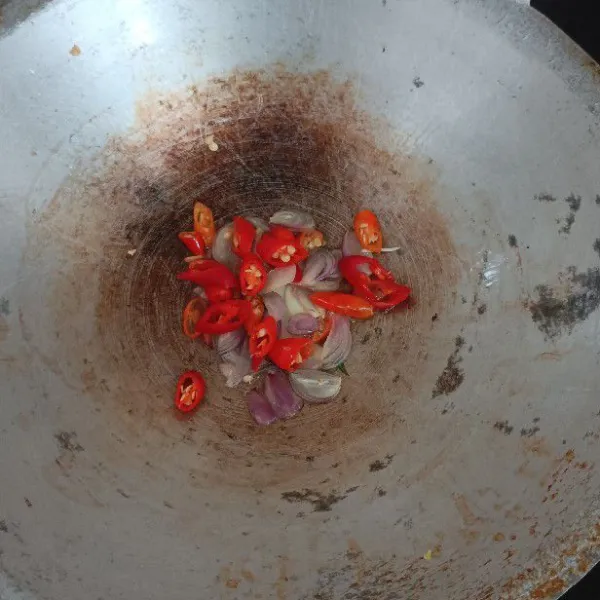 Tumis bawang merah, bawang putih, cabe rawit dan cabe merah sampai harum.
